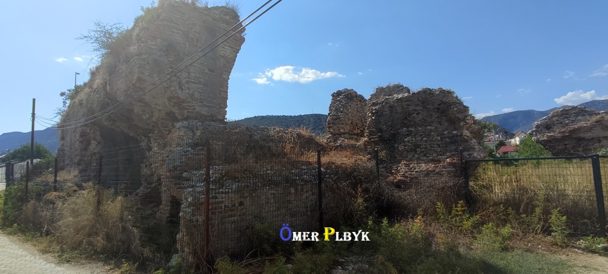 Harabe olmuş tarihi yapı // Demre, Antalya