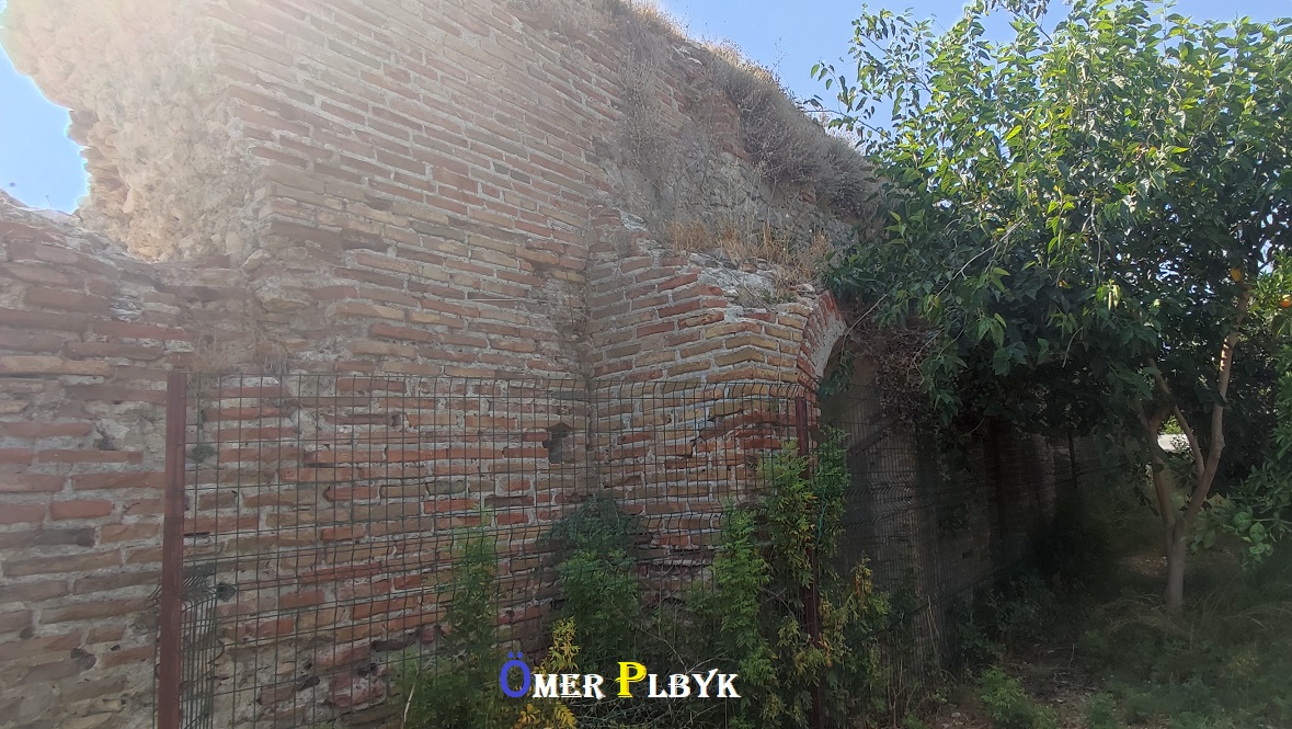 Harabe olmuş tarihi yapı // Demre, Antalya