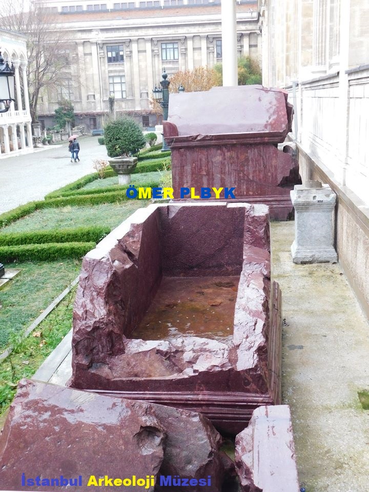 İstanbul Arkeoloji Müzesi ' nin bahçesinde üç kırmızı porfiri lahit. 