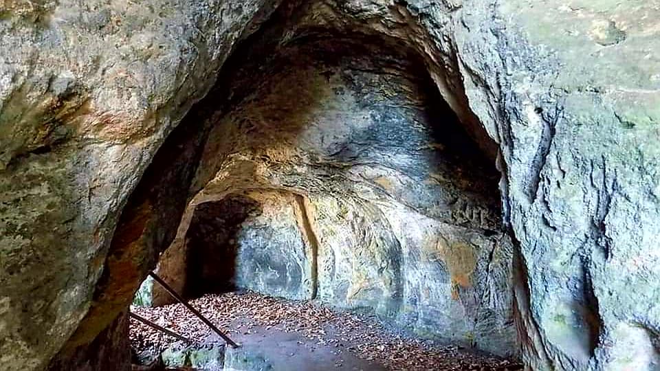 Castelberg mağaraları