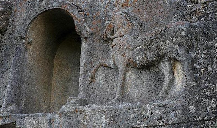 Lukyanus Anıtı , At kaya kabartması ; Konya