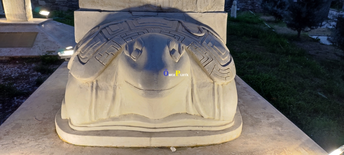 Göktürk ( Orhun ) Anıtı ; Tire Belediyesi Kent Müzesinin önü 
