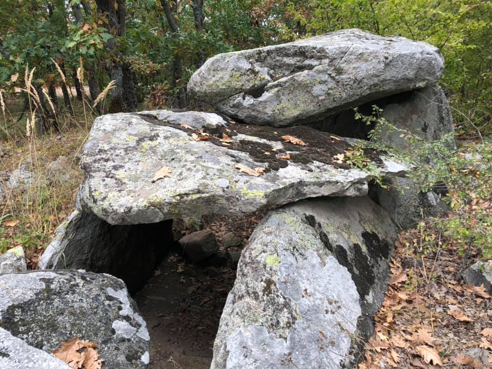 Dolmen mezarı ; Dağlı alanda