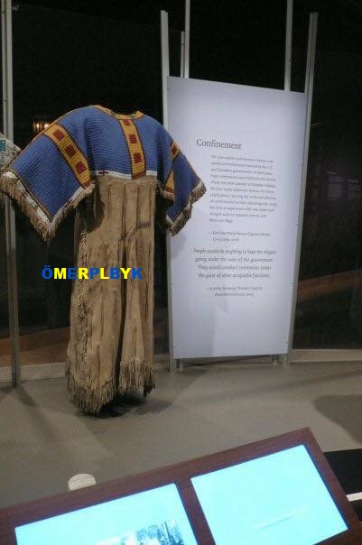Kızılderili elbiselerinden örnekler ; Metropolitan Sanat Müzesi