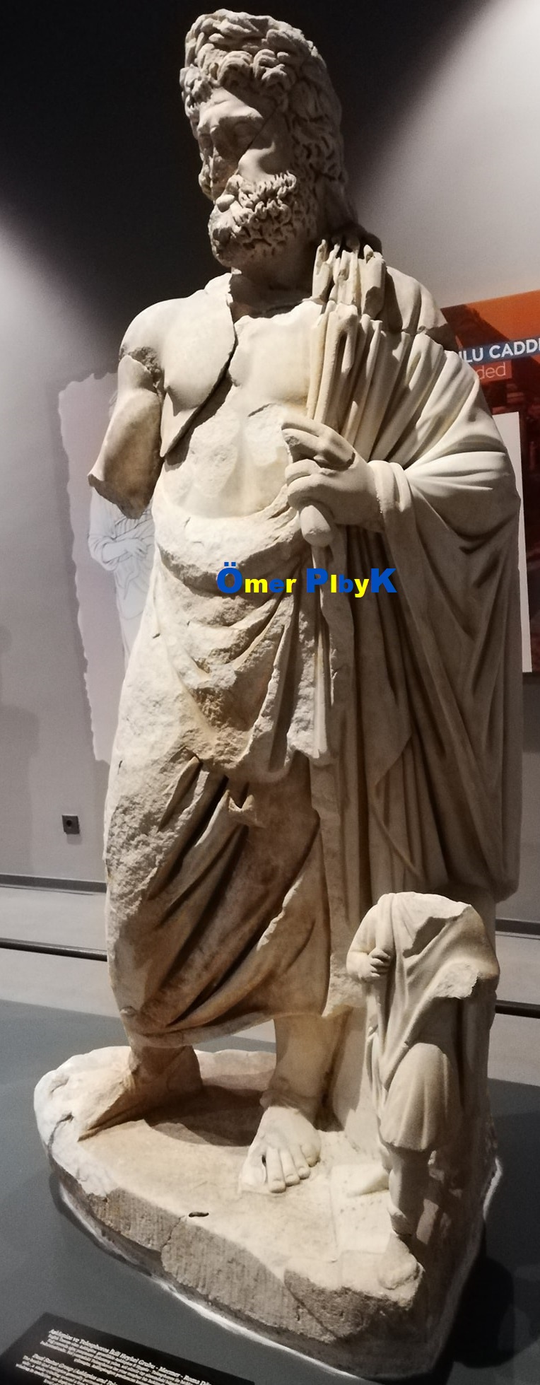 Asklepios ve Telesphoros ikili heykeli ; Mersin Arkeoloji Müzesi 