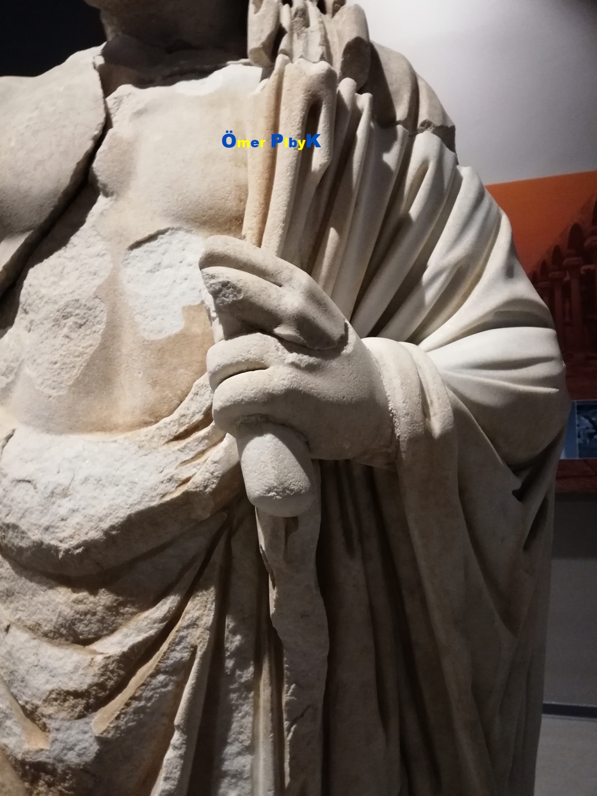 Asklepios ve Telesphoros ikili heykeli ; Mersin Arkeoloji Müzesi 
