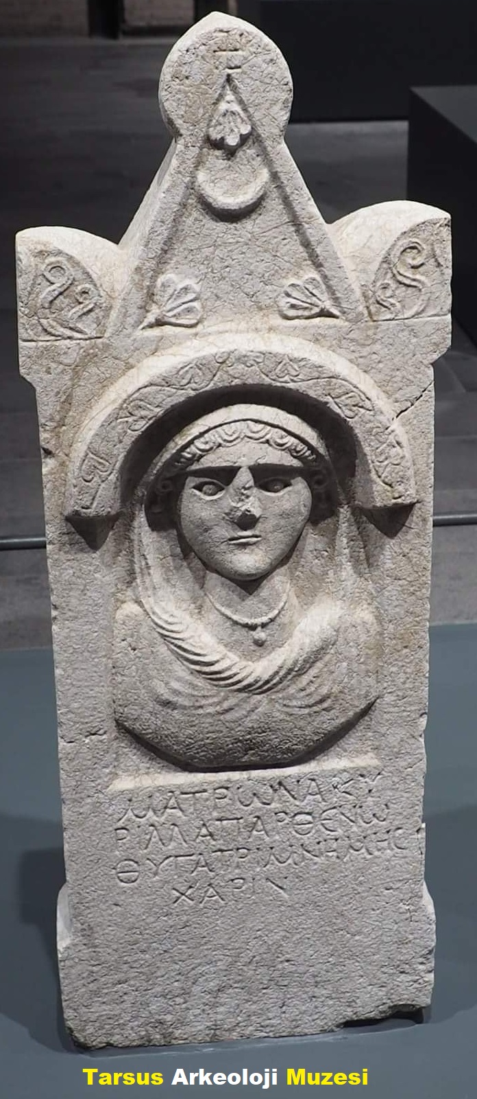 Tarsus Arkeoloji Müzesi'nde Roma dönemi mezar stelleri 