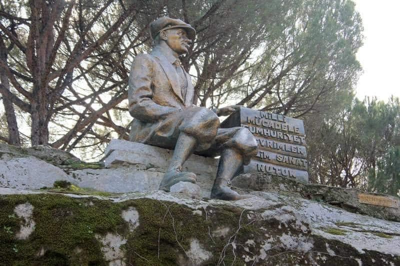 Atatürk heykeli ; Kozak yaylası , Bergama , İzmir