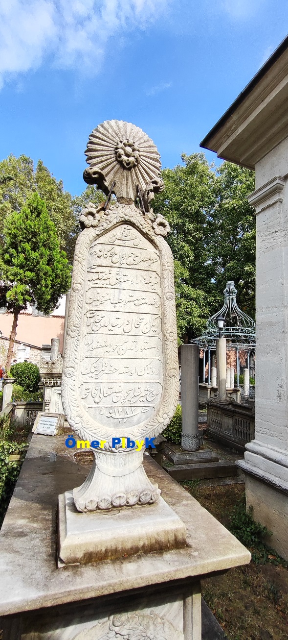 Hazinedar Ustası Revnak Kadın Osmanlı mezarı