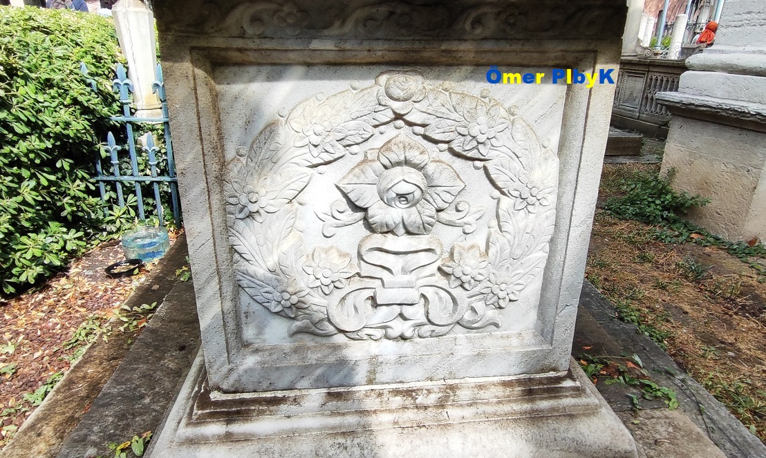 Hazinedar Ustası Revnak Kadın Osmanlı mezarı