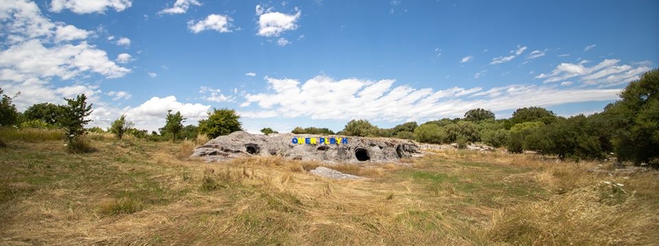 Arazide açılmış eski yaşam yeri veya kaya mezarı