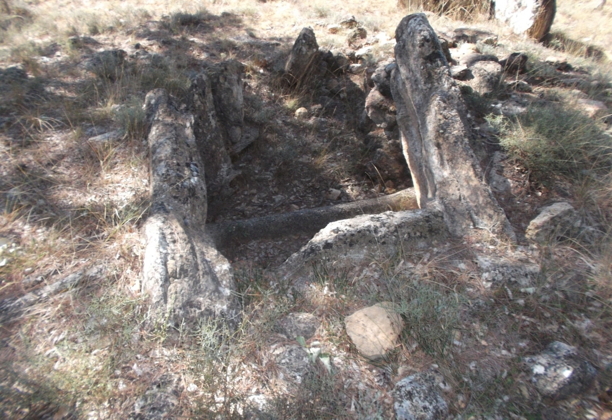 Taş (dolmen) mezar örneği