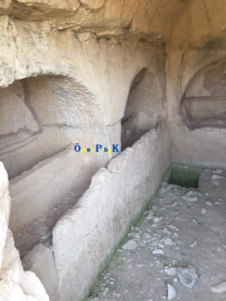 Zeugma Nekropol alanında açılmış kaya mezarı görseli
