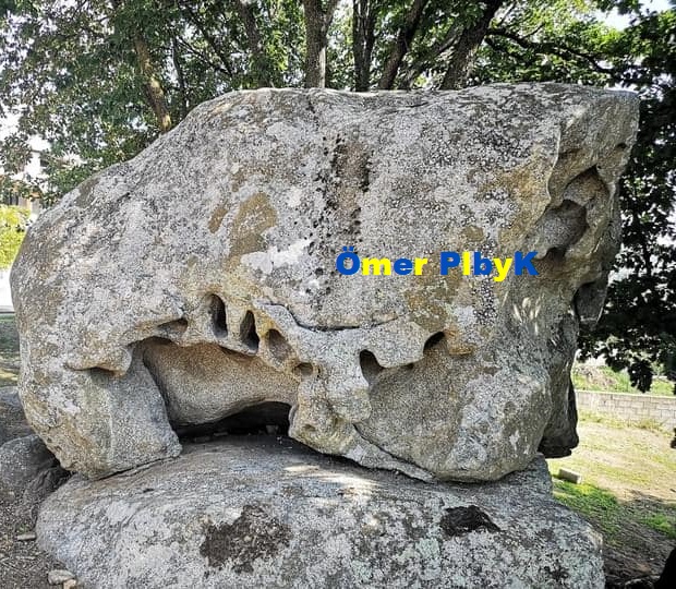 Açılmış kaya mezarı ve sembolü 