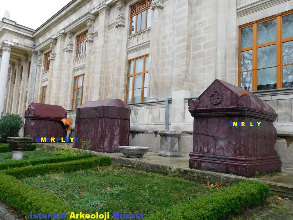 İstanbul Arkeoloji Müzesi ' nin bahçesinde üç kırmızı porfiri lahit. 