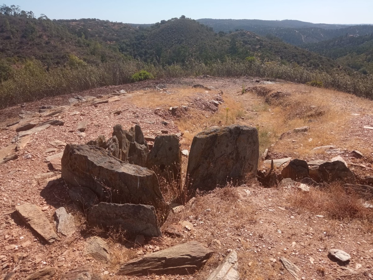 El Pozuelo Dolmen ( taş mezar ) nekropolünden bir görsel