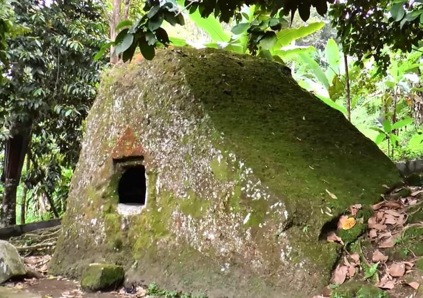 Sembahe köyü kaya mezarı ; Endonezya