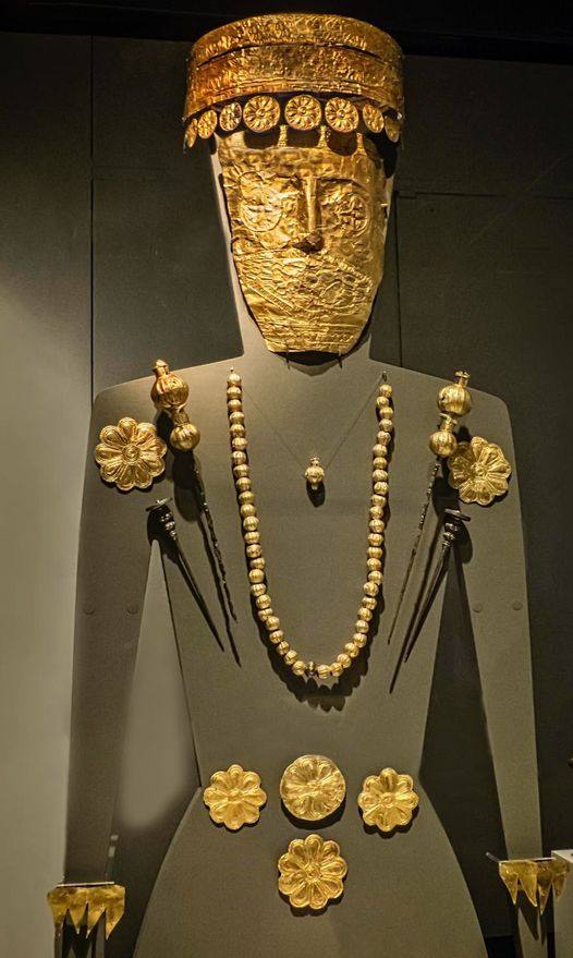 Kadın mezarı hediyeleri ; Pella Arkeoloji Müzesi, Yunanistan