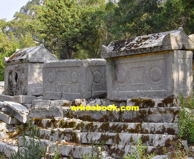 Termessos'un askerî mezarlığındaki lahitler