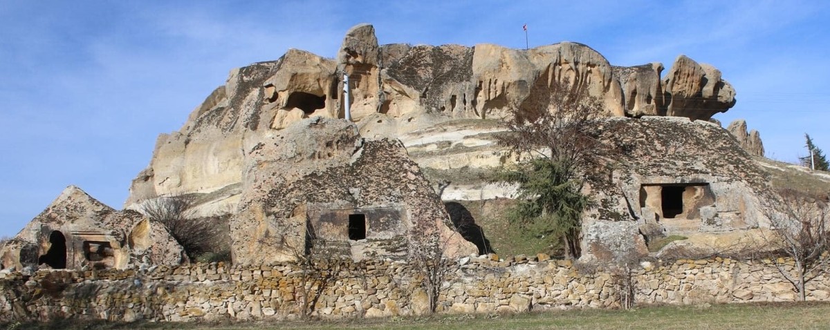 Üçlerkayası Köyü kaya mezarları , Afyonkarahisar 