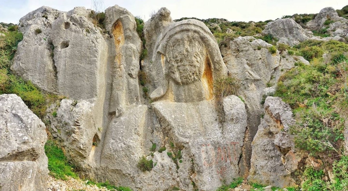 Cehennem kayıkçısı Kharon anıtı ; Antakya , Hatay