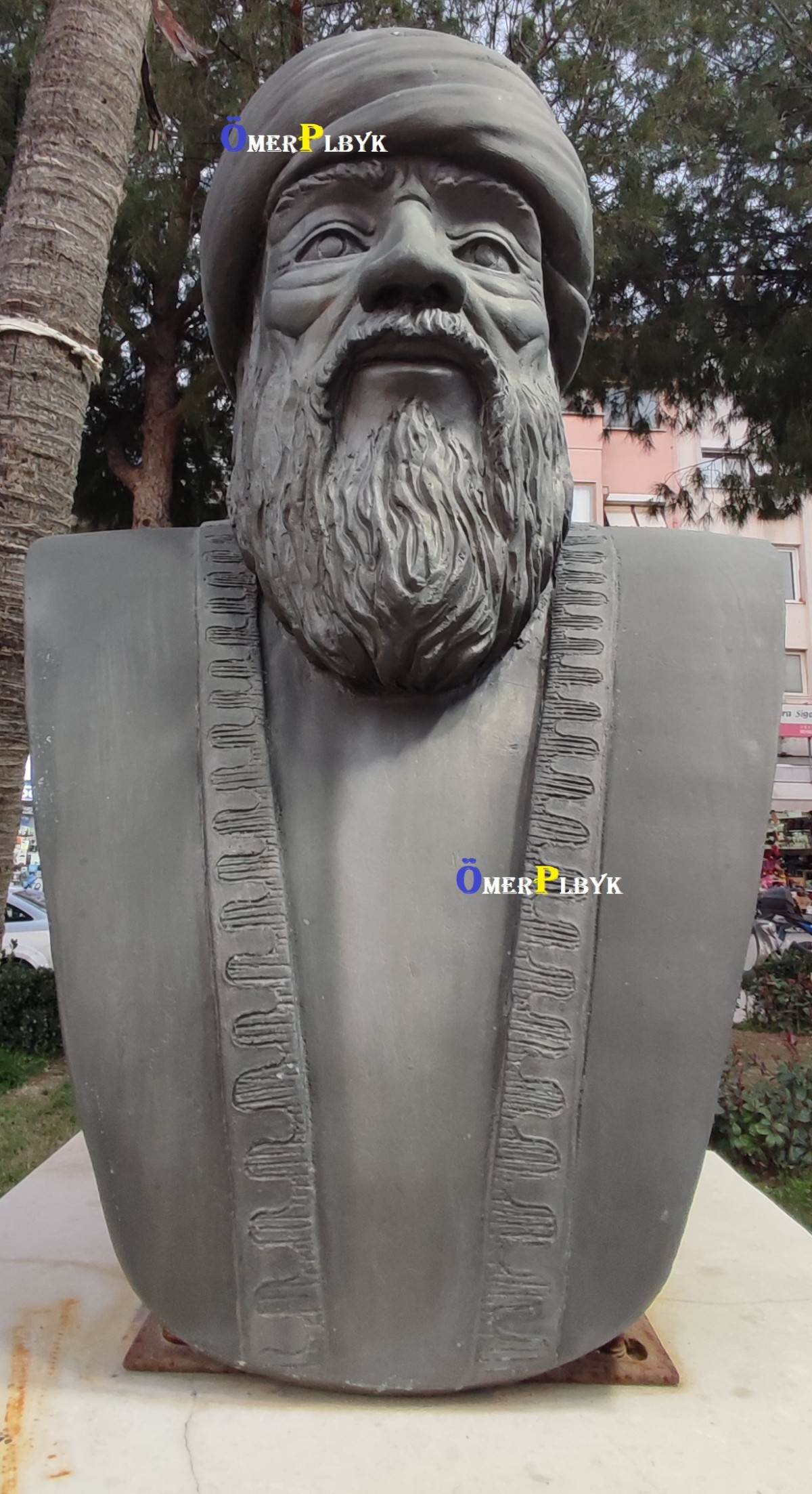 İbn-i Melek ( Abdüllatif Ferişte ) heykeli ; Tire , İzmir