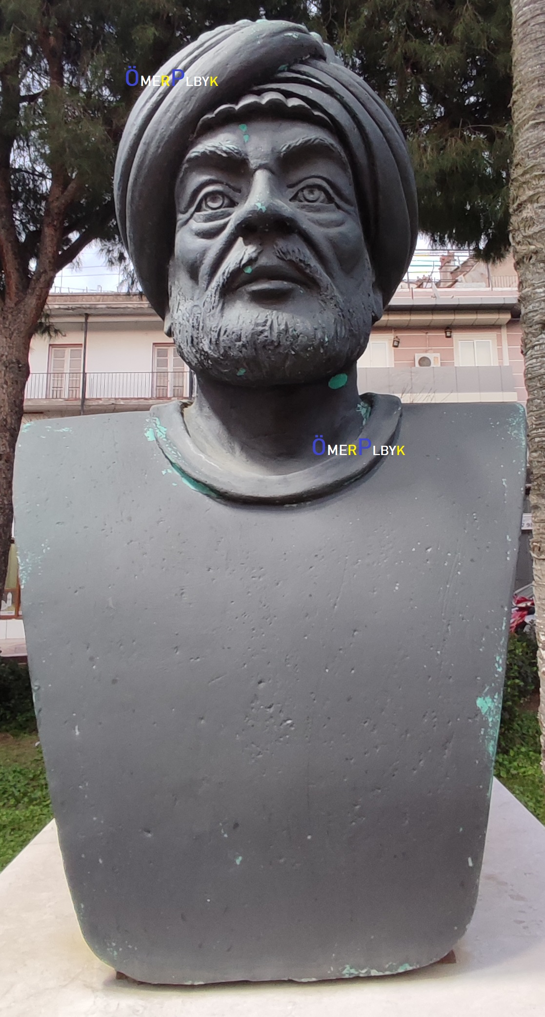 Şanizade Mehmet Ataullah Efendi heykeli ; Tire , İzmir