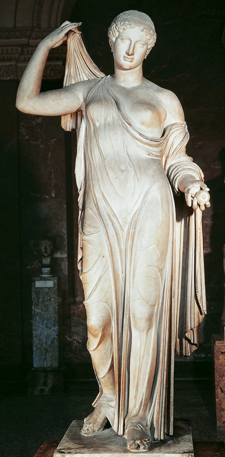 Venüs heykeli ; Louvre Müzesi , Paris , Fransa