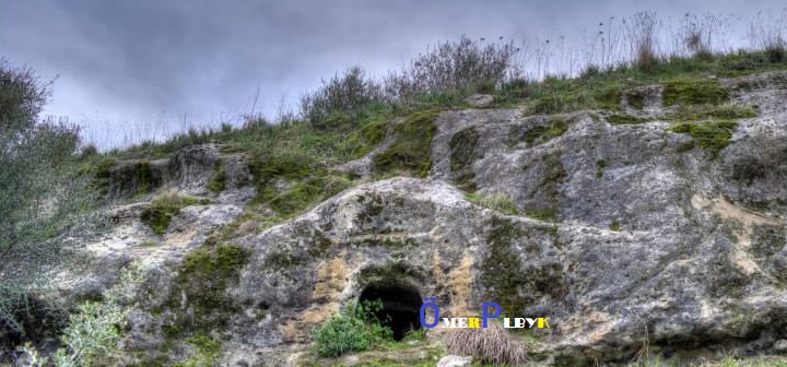 Açılmış Kaya mezarı ve işareti
