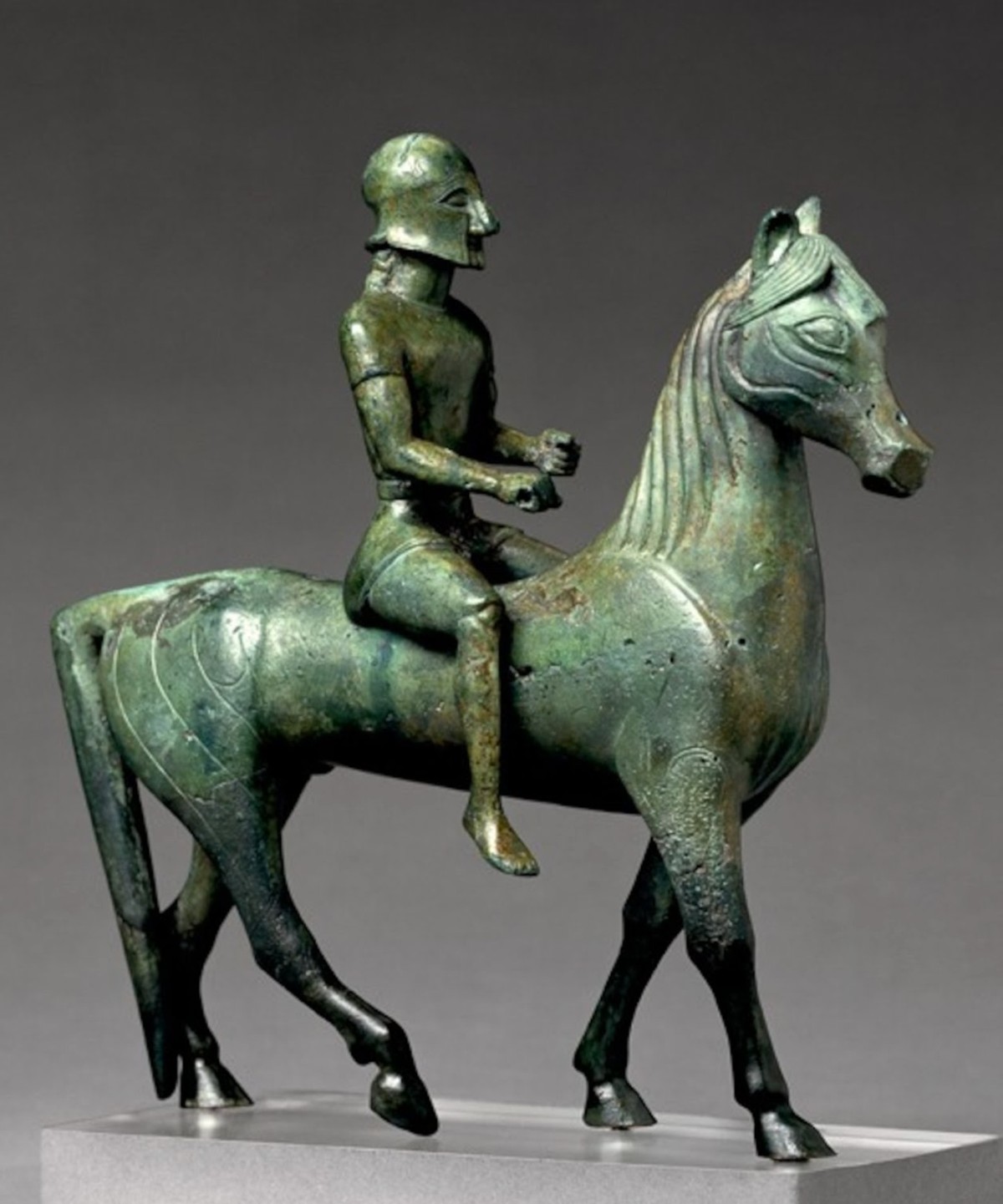 At üzerindeki savaşçının bronz heykeli