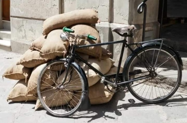 Kum torbası ve bisiklet