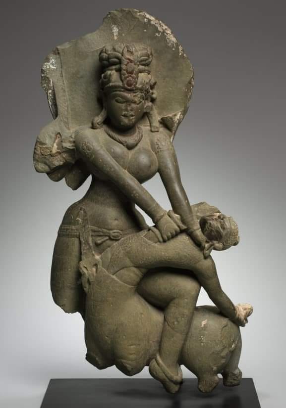 Tanrıça Durga , İblis Mahishasura'yı yok ediyor heykeli 