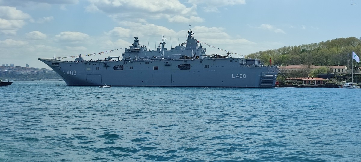 TCG Anadolu (L-400) savaş gemisi İstanbul'da ziyaretçi akınına uğradı