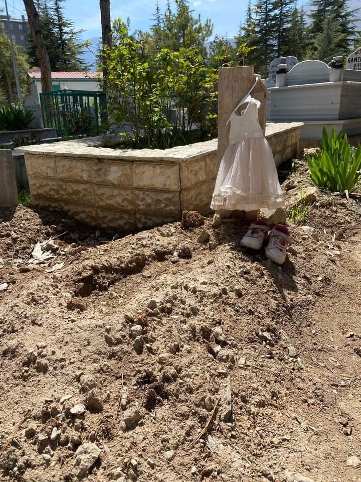 Adıyaman'da mezar taşında çocuk elbisesi