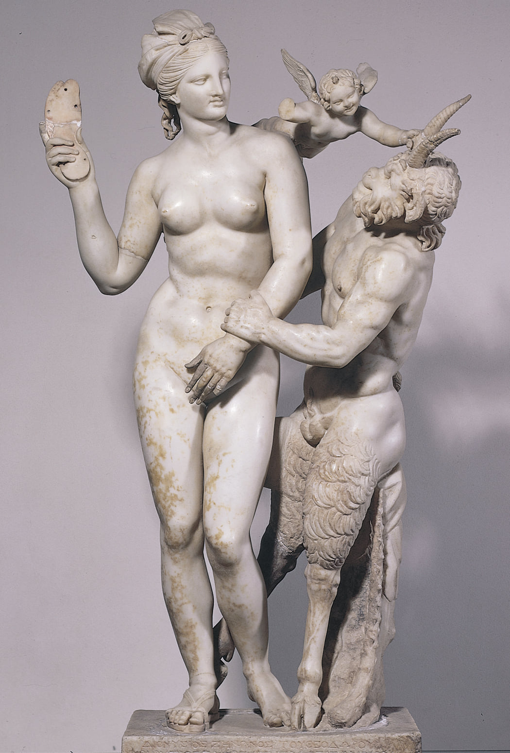 Afrodit sandalet ile Pan'ı tehdit etmesi heykeli ; Atina Ulusal Arkeoloji Müzesi