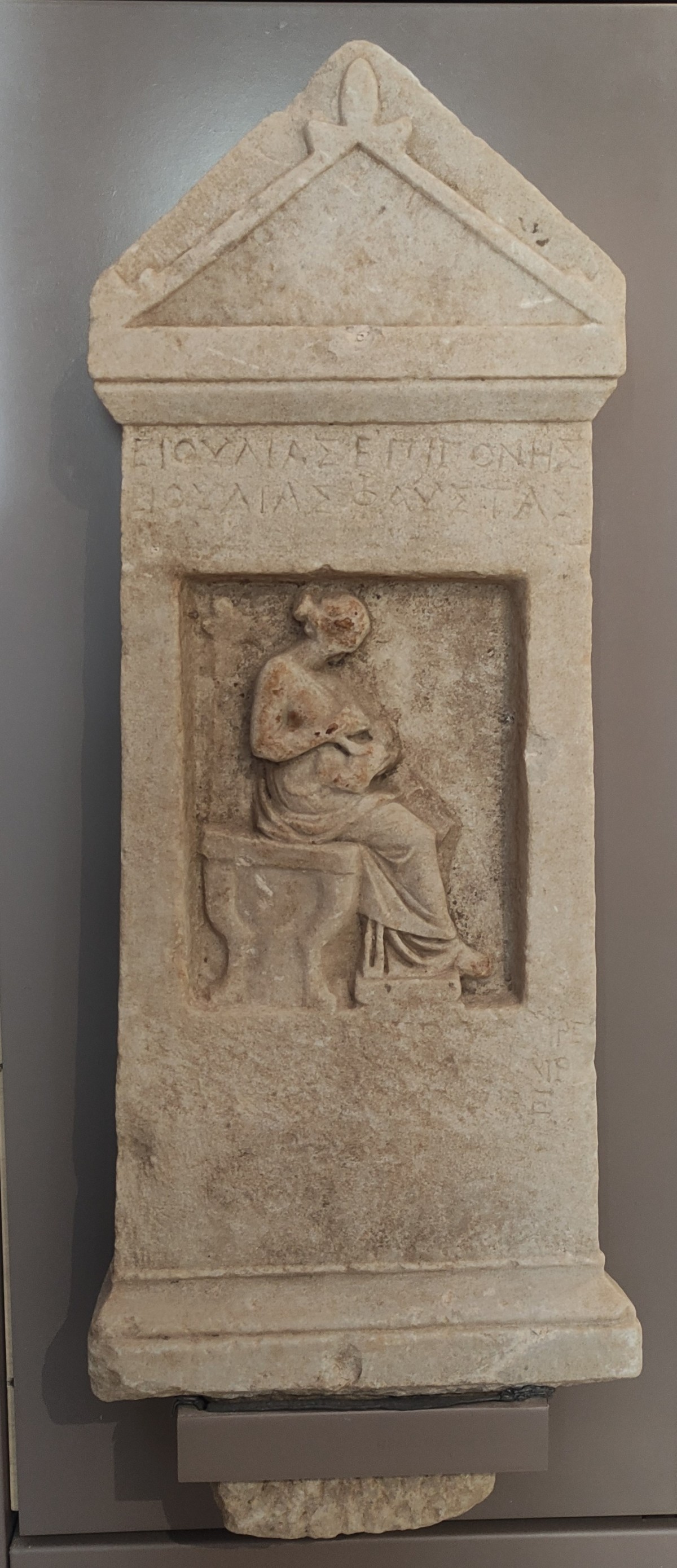 Bebek emziren kadın steli ; Kos adası , Yunanistan