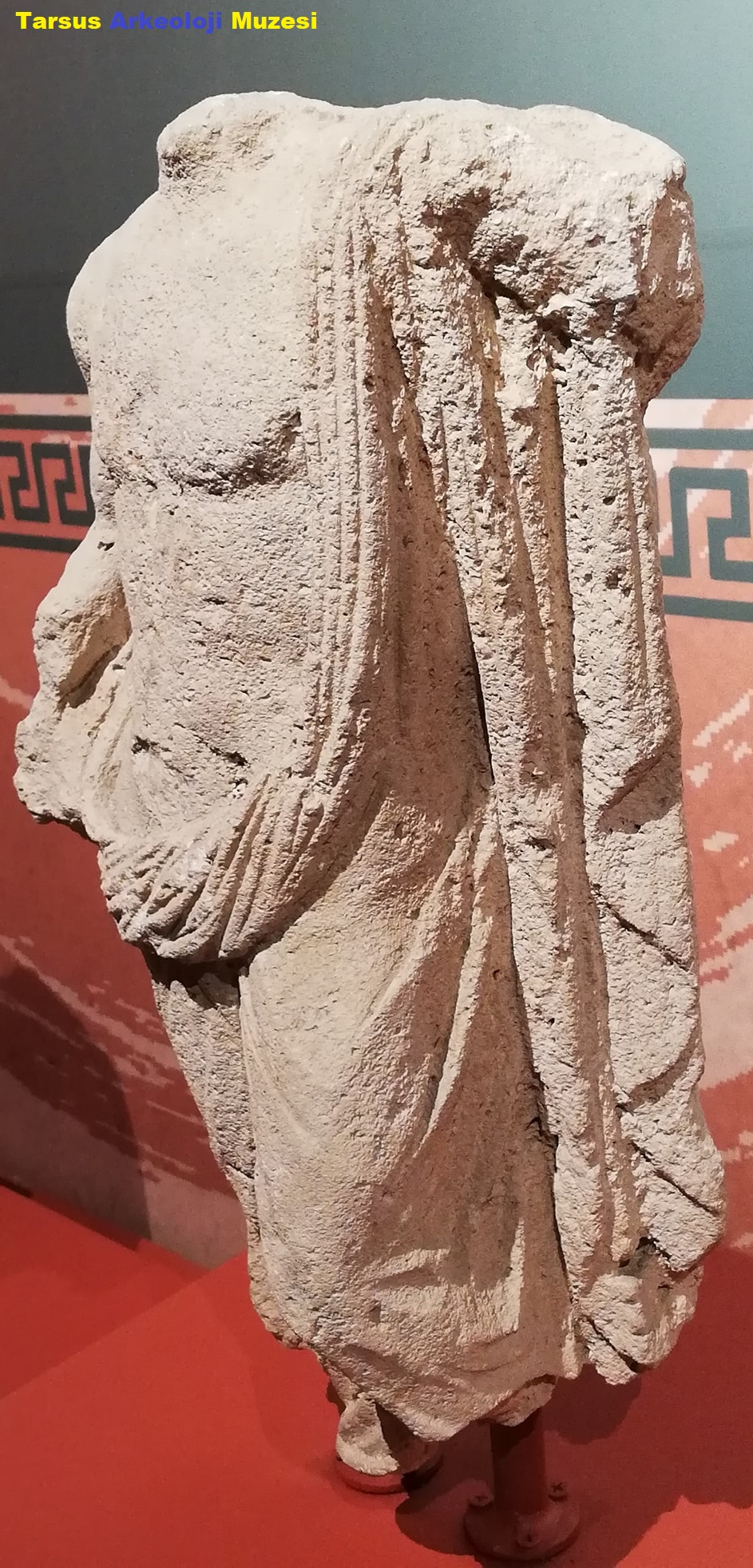 Tanrı Heykeli , kireç taşı , Roma dönemi , Tarsus Arkeoloji Muzesi