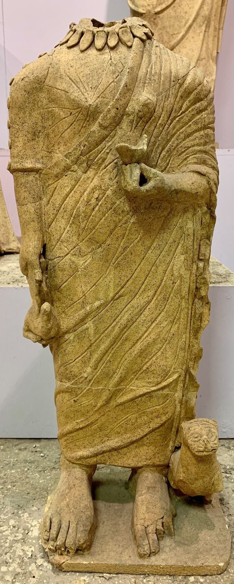 Kedili kız heykeli ; Lavinium Şehir Arkeoloji Müzesi , İtalya