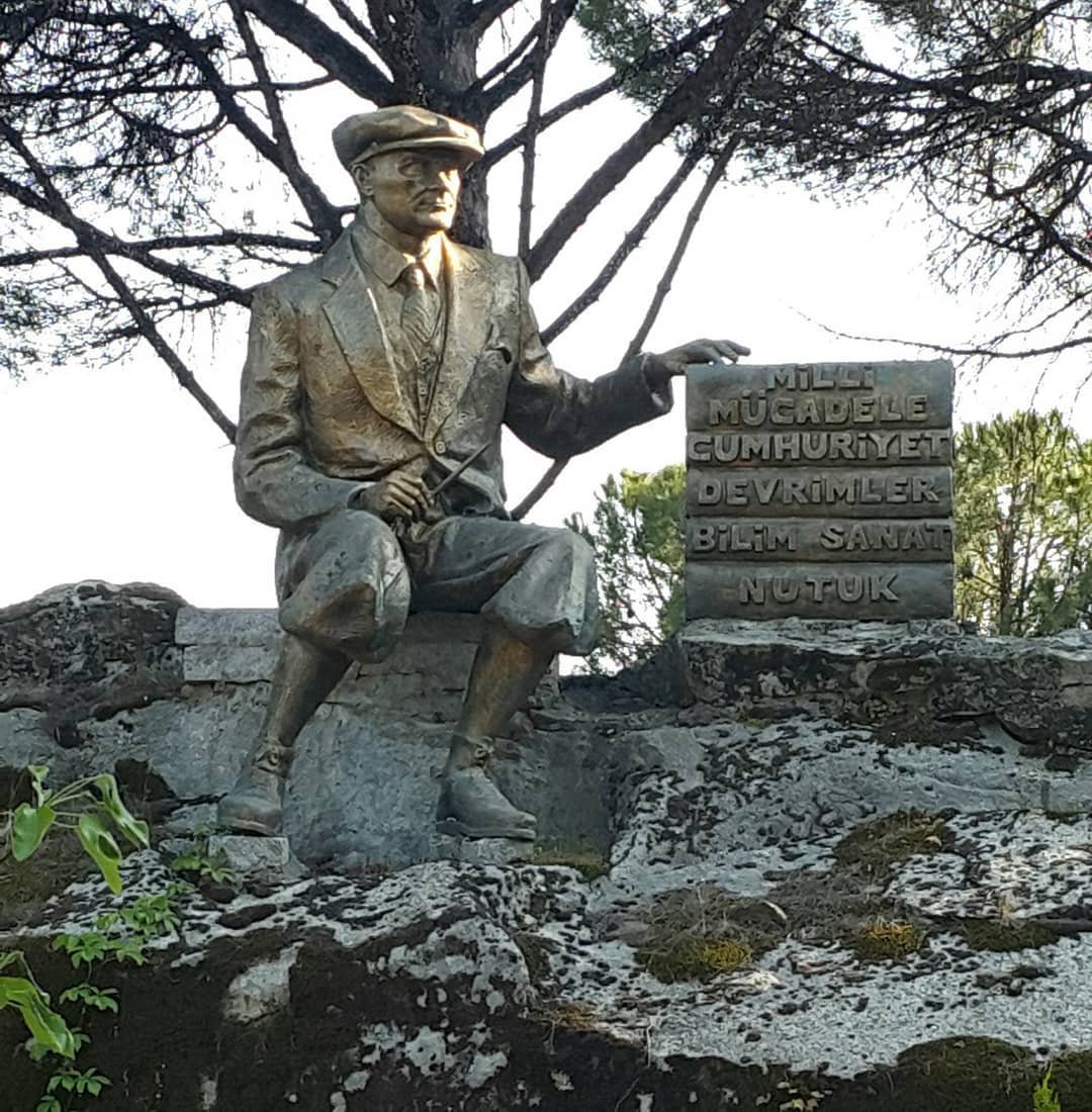 Atatürk heykeli ; Kozak yaylası , Bergama , İzmir