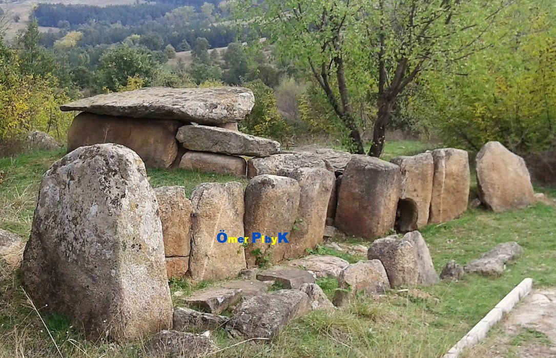 Nachevi Chair (Büyük Tepe ) Dolmen mezarı ; Hlyabovo Köyü , Haskovo , Bulgaristan