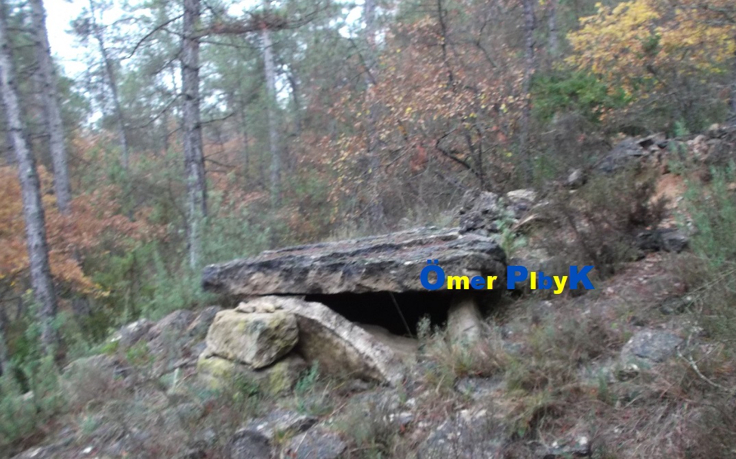 Açılmış dolmen (taş) mezarı