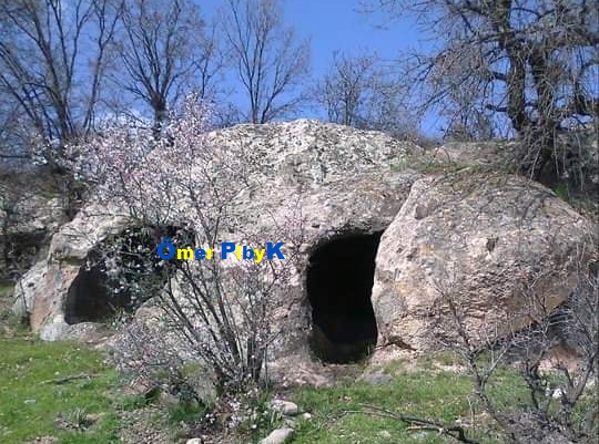 Kare sembolü ve açılmış kaya mezarı