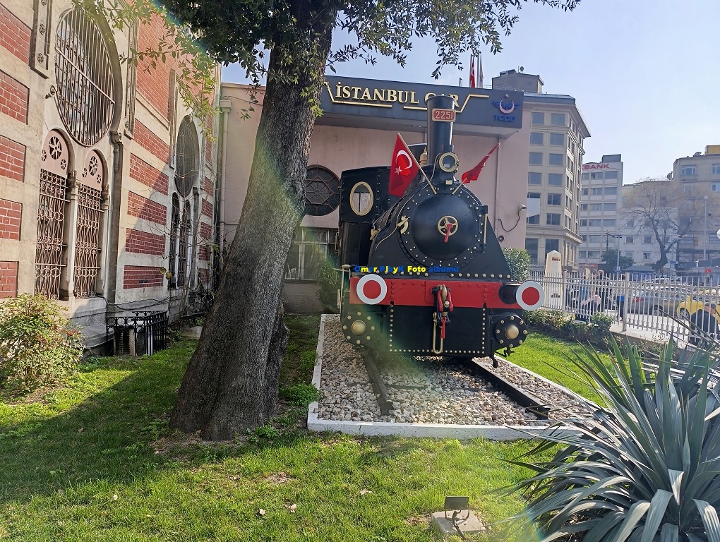 Sirkeci garı ve Sirkeci garında kara tren