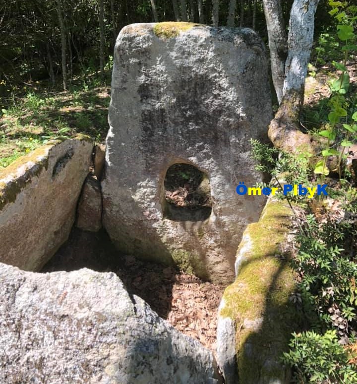 Açılmış dolmen mezarı