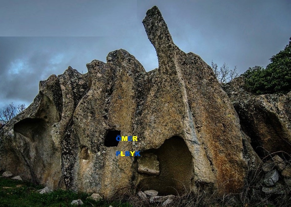 Açılmış Kaya mezarı görseli