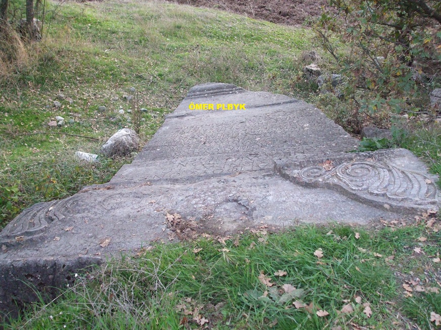 Yazılı taş ve Kaya üzerinde kare oyma / Sakarya görseli